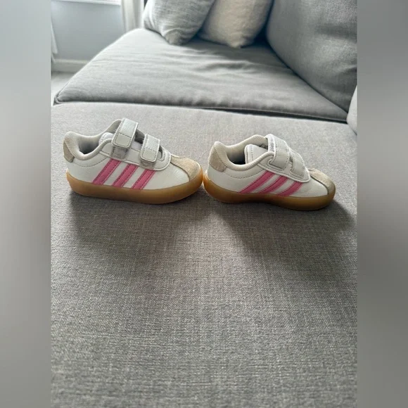 Size 5 adidas toddler girl tennis shoes - Picture 5 of 8